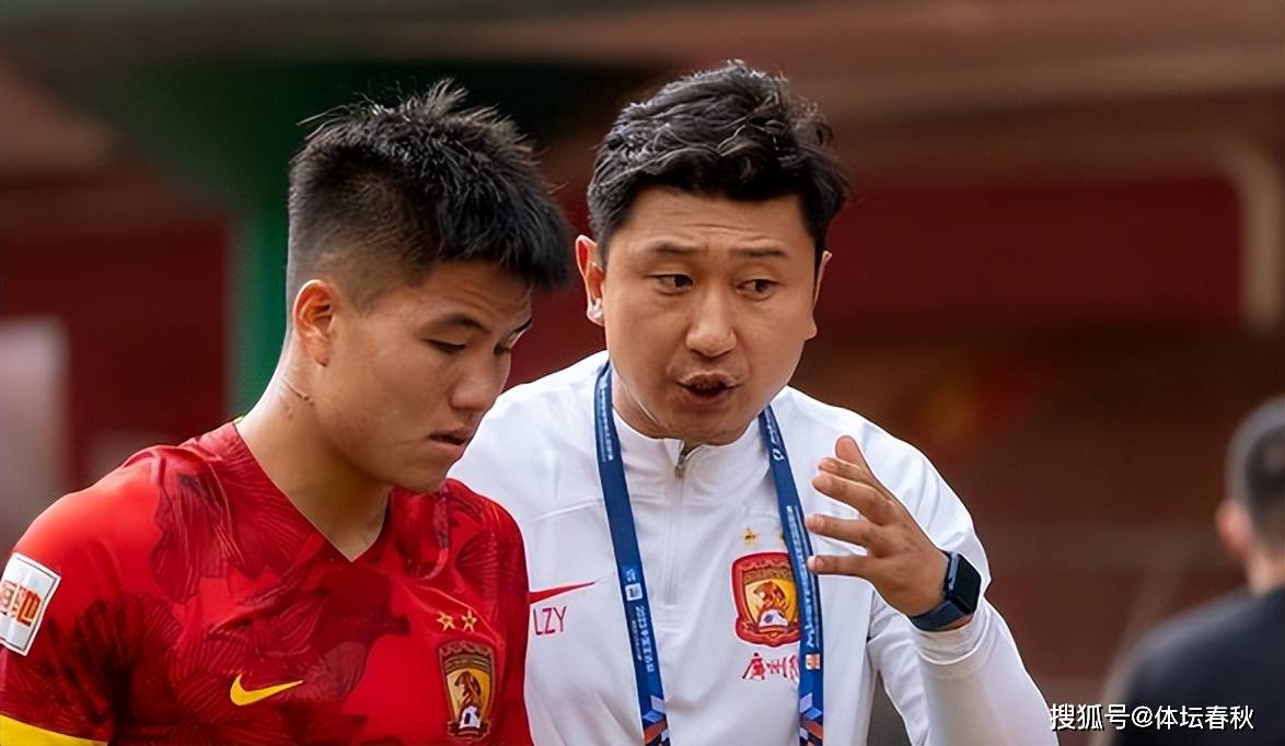 虎扑体育-包含橄榄球赛场再起风云:关东鲨队队小胜陇右独角兽队,脚步移动更到位年轻人站出来了的词条