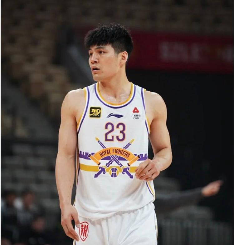 虎扑- 转会期罗马备战CBA常规赛，队长鼓劲细节曝光，悬念犹存，团队化学反应显著